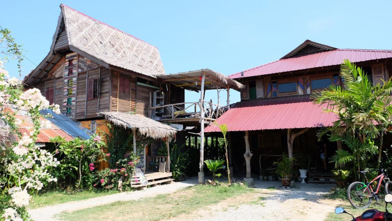 兰卡威古堡酒店 珍南海滩 外观 照片